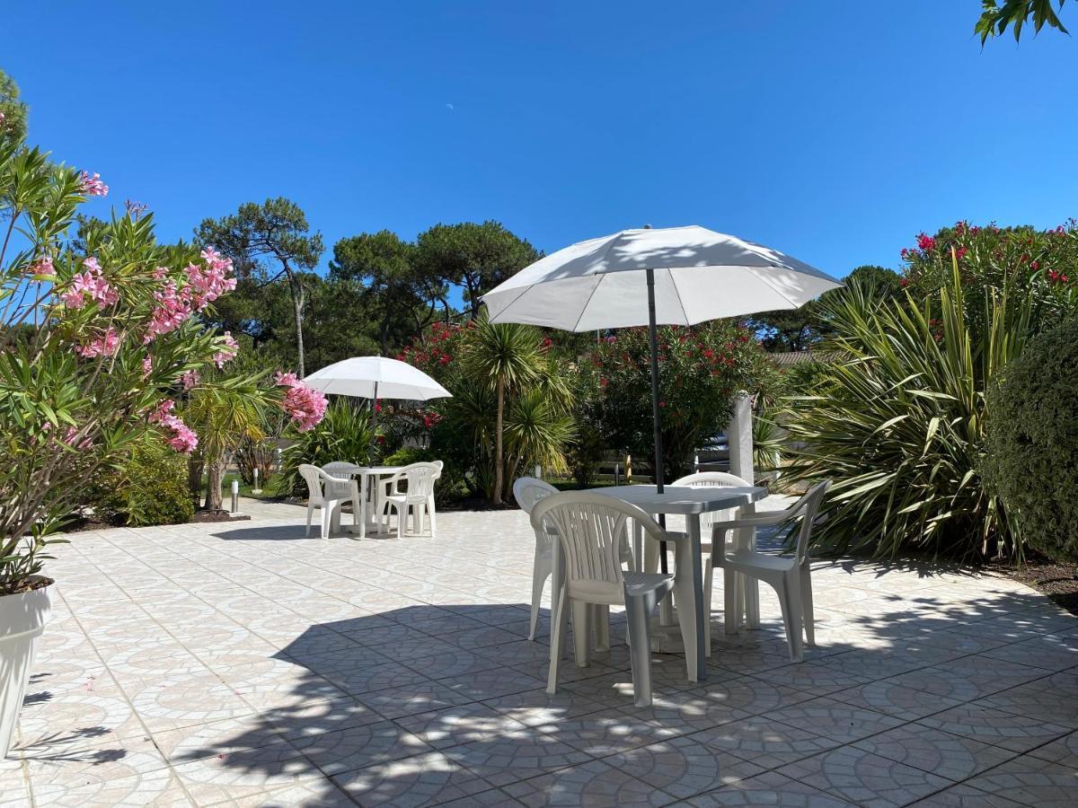 Les Vagues Hotel Restaurant Biscarrosse-Plage Exterior foto